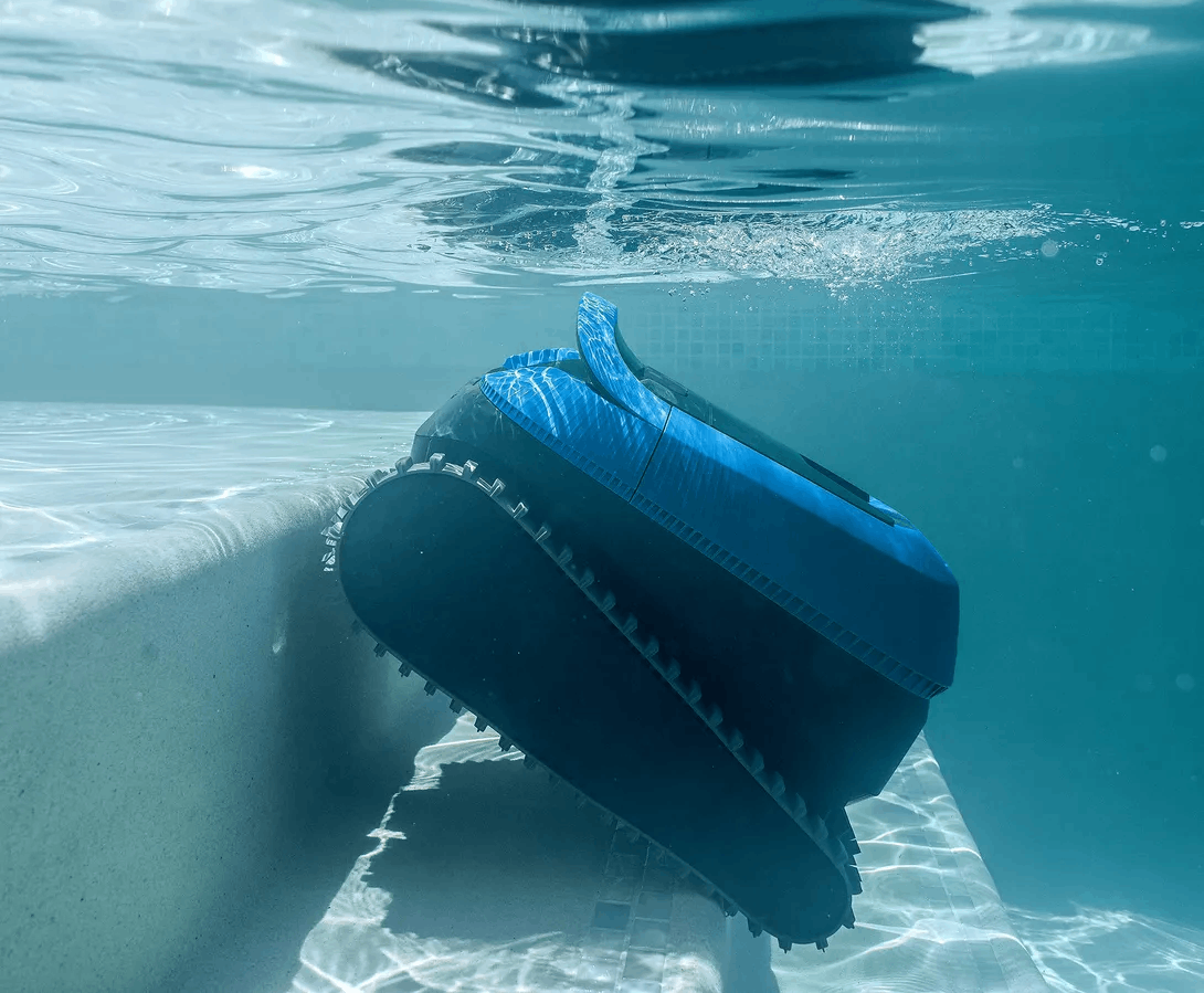 Dolphin EON 100 cleaning pool